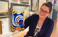 "Kelti" Handpuppenführung eine Museumsmitarbeiterin hat eine Kelti-Handpuppe und erklärt etwas