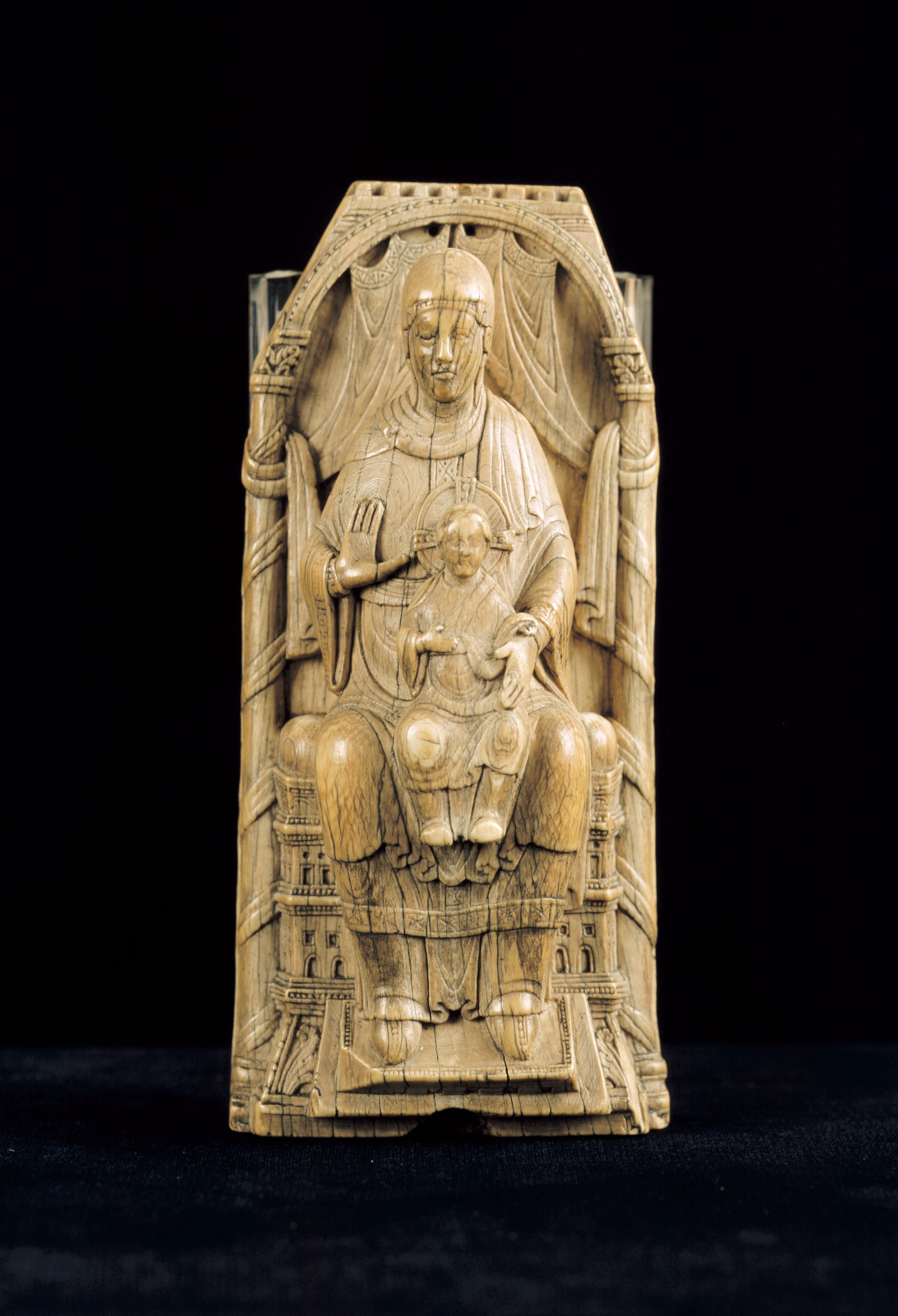 Madonnafigur aus Elfenbein