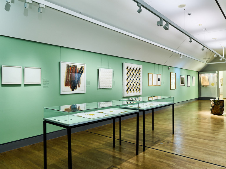 Kuratorinnenführung mit Annett Sandfort: „Geprägt – Geritzt – Geknüllt. Kunstwerke aus Papier“