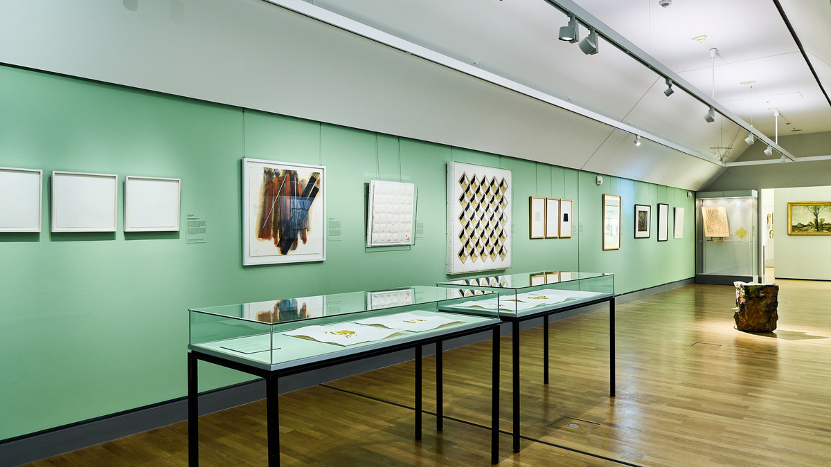 Kabinettausstellung "Geprägt - geritzt - geknüllt" Kuratorinnenführung mit Annett Sandfort: „Geprägt – Geritzt – Geknüllt. Kunstwerke aus Papier“-