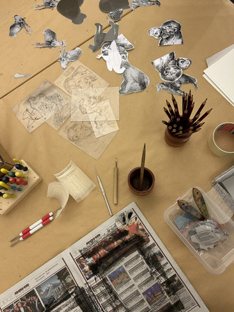 Druckworkshop im Landesmuseum Mainz Auf einem Tisch liegen Materialien für den Druckworkshop wie zum Beispiel Druckvorlagen, eine Rolle, Farbe, Schneidewerkzeug und Druckplatten