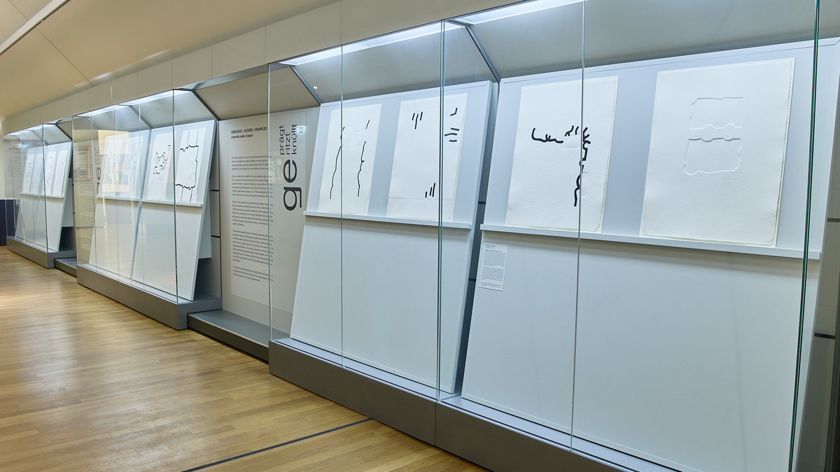 Kabniettausstellung "Geprägt - geritzt - geknüllt" Öffentliche Führung „Geprägt – Geritzt – Geknüllt. Kunstwerke aus Papier“-
