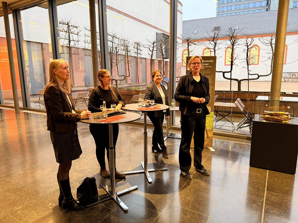 von rechts nach links: Staatssekretärin Simone Schneider, Dr. Heike Otto, Generaldirektorin der GDKE, Bettina Hünerfauth, kommissarische Leiterin der Außenstelle der Landesarchäologie in Speyer und Museumsdirektorin Dr. Birgit Heide