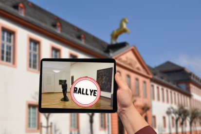 Tablet, welches vor dem Landesmuseum Mainz hochgehalten wird