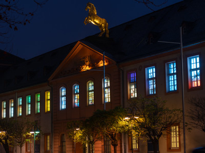 Adventskalender im Landesmuseum Mainz Beleuchtete Kunstobjekte in den Fenstern des Museums