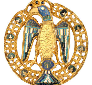 Runde, goldene Fibel mit Adlermotiv