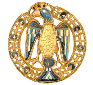 Runde, goldene Fibel mit Adlermotiv