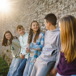 Gruppe von fröhlichen Jugendlichen, die sich unterhalten