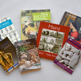 Eine Auswahl an Büchern, welche im Shop zu kaufen sind