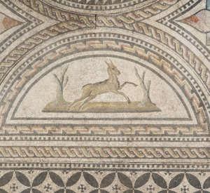 Mosaik auf dem ein Reh-ähnliches Tier zu sehen ist