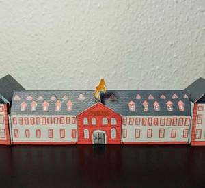 Gebasteltes Museum aus Papier