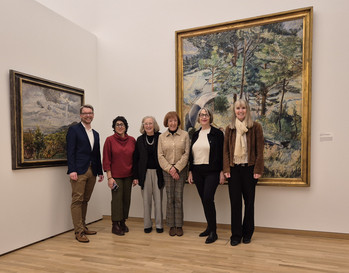 6 Personen stehen vor 2 Gemälden